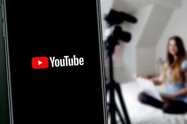 Iphone Mit Dem Youtube Premium Logo Youtube Premium Ist Ein — Stockfoto