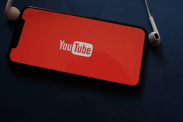 Iphone Mit Dem Youtube Premium Logo Youtube Premium Ist Ein — Stockfoto