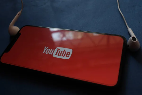 Iphone Mit Dem Youtube Premium Logo Youtube Premium Ist Ein — Stockfoto