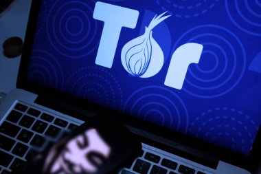 Logolu akıllı telefon ve bilgisayar. Tor, Soğan Yönlendirici 'nin kısaltması. Şifreli bir web tarayıcısı. ABD, New York, 18 Şubat 2019
