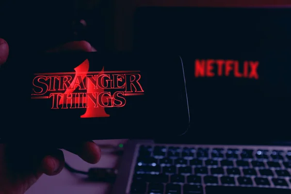 Netflix Logosu Olan Iphone Yabancı Şeyler Logosu Bir Gerilim Bilim — Stok fotoğraf