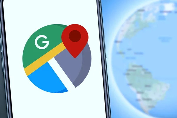 Peta Dan Iphone Pro Dengan Logo Google Maps Yang Merupakan — Stok Foto