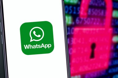Whatsapp logosu olan akıllı bir telefon. Hacklemede veri çalma konsepti altında. ABD, Kaliforniya 20 Ocak 2020.