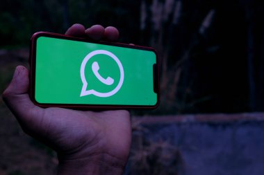 Whatsapp logosu olan akıllı bir telefon. Hacklemede veri çalma konsepti altında. ABD, Kaliforniya 20 Ocak 2020.