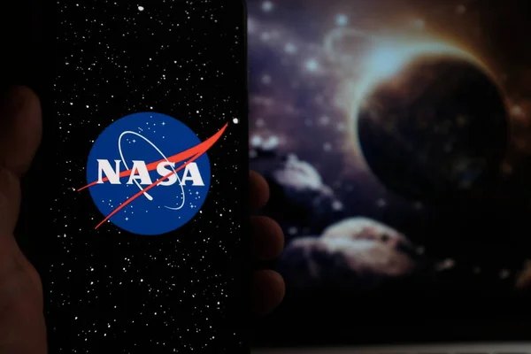 Iphone Med Nasa Logotyp Bakgrund Planeter Nasa Den Myndighet Usa — Stockfoto