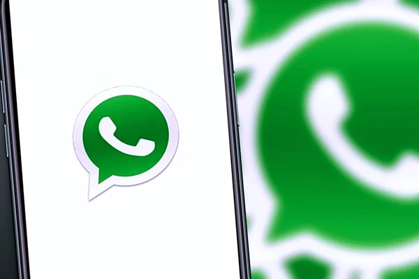 Smartphone Met Het Whatsapp Logo Onder Het Concept Van Het — Stockfoto