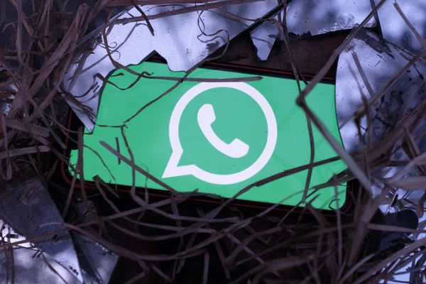 Teléfono Inteligente Con Logotipo Whatsapp Bajo Concepto Robar Datos Piratería —  Fotos de Stock