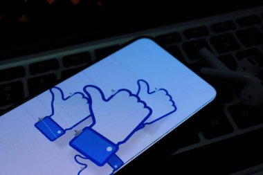 Facebook logosu olan 11 profesyoneli aradım. Siyah Facebook yeni Facebook arayüzü, (hacker ve hack). ABD, New York, Pazartesi, 28 Ekim 2020.