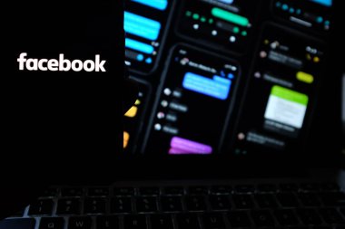 Facebook logosu olan 11 profesyoneli aradım. Siyah Facebook yeni Facebook arayüzü, (hacker ve hack). ABD, New York, Pazartesi, 28 Ekim 2020.