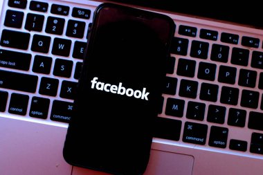 Facebook logosu olan 11 profesyoneli aradım. Siyah Facebook yeni Facebook arayüzü, (hacker ve hack). ABD, New York, Pazartesi, 28 Ekim 2020.