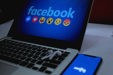 Facebook logosu olan 11 profesyoneli aradım. Siyah Facebook yeni Facebook arayüzü, (hacker ve hack). ABD, New York, Pazartesi, 28 Ekim 2020.