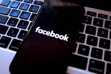 Facebook logosu olan 11 profesyoneli aradım. Siyah Facebook yeni Facebook arayüzü, (hacker ve hack). ABD, New York, Pazartesi, 28 Ekim 2020.