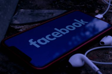 Facebook logosu olan 11 profesyoneli aradım. Siyah Facebook yeni Facebook arayüzü, (hacker ve hack). ABD, New York, Pazartesi, 28 Ekim 2020.