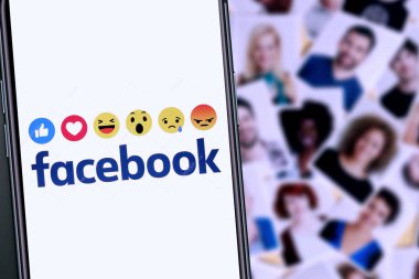 Facebook logosu olan 11 profesyoneli aradım. Siyah Facebook yeni Facebook arayüzü, (hacker ve hack). ABD, New York, Pazartesi, 28 Ekim 2020.