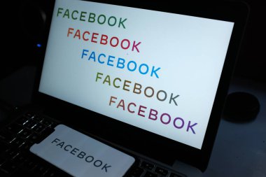 Facebook logosu olan 11 profesyoneli aradım. Siyah Facebook yeni Facebook arayüzü, (hacker ve hack). ABD, New York, Pazartesi, 28 Ekim 2020.