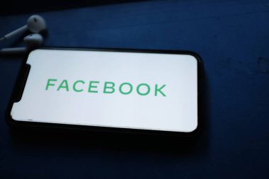 Facebook logosu olan 11 profesyoneli aradım. Siyah Facebook yeni Facebook arayüzü, (hacker ve hack). ABD, New York, Pazartesi, 28 Ekim 2020.
