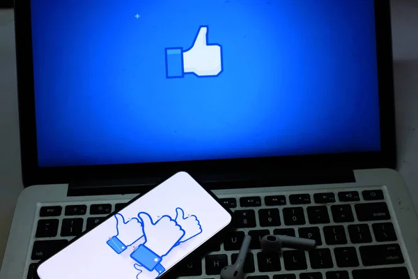 Iphone Pro Логотипом Facebook Black Facebook Новый Facebook Интерфейс Хакер — стоковое фото