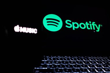 Üzerinde Apple ve Spotify logosu olan akıllı telefonlar. Apple Music and Spotify popüler bir çevrimiçi müzik servisidir. ABD, New York, 8 Ekim 2019