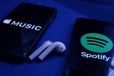 Üzerinde Apple ve Spotify logosu olan akıllı telefonlar. Apple Music and Spotify popüler bir çevrimiçi müzik servisidir. ABD, New York, 8 Ekim 2019