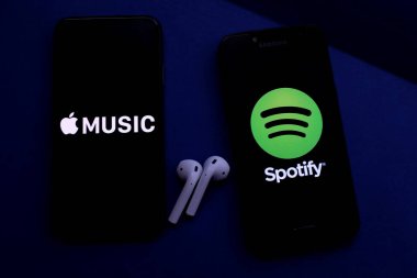Üzerinde Apple ve Spotify logosu olan akıllı telefonlar. Apple Music and Spotify popüler bir çevrimiçi müzik servisidir. ABD, New York, 8 Ekim 2019