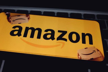 Amazon logosu olan 11 numaralı telefonu arıyorum. Amazon.com, Inc., Amerika Birleşik Devletleri, New York 'ta 16 Ekim 2019 Çarşamba günü kurulan bir e-ticaret şirketidir.