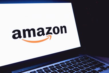 Amazon logolu bilgisayar. Amazon.com, Inc., Amerika Birleşik Devletleri, New York 'ta 16 Ekim 2019 Çarşamba günü kurulan bir e-ticaret şirketidir.