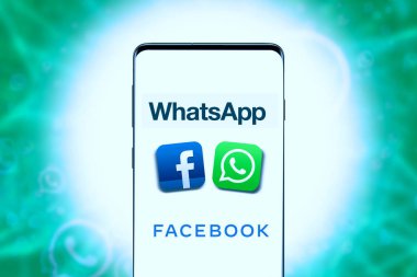 Whatsapp logosu ve Facebook logosu olan akıllı telefonlar İnternet 'teki dijital iletişim şirketleridir. ABD, New York, Cumartesi, 12 Ekim 2019
