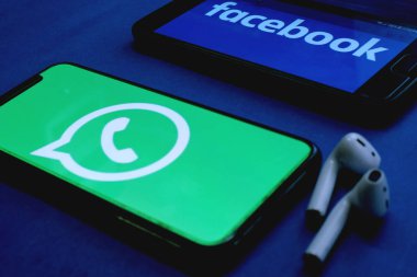 Whatsapp logosu ve Facebook logosu olan akıllı telefonlar İnternet 'teki dijital iletişim şirketleridir. ABD, New York, Cumartesi, 12 Ekim 2019