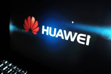 Huawei ve 5G logolu akıllı telefon. 5G Huawei 'nin eklediği yeni iletişim teknolojileri. ABD, Kaliforniya, Cuma, 17 Ocak 2020,