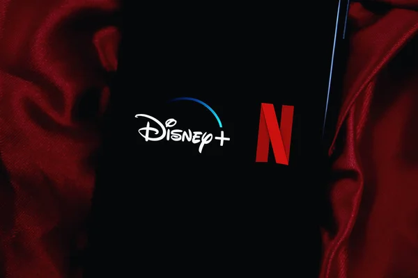 Disney Netflix Logosuna Sahip Akıllı Telefon Çevrimiçi Video Servisleri Ile — Stok fotoğraf