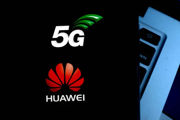 Smartfon Logo Huawei Nowe Technologie Komunikacyjne Które Wykorzystuje Huawei Stany — Zdjęcie stockowe