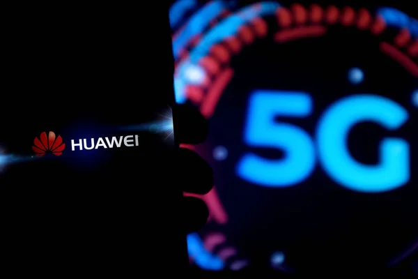 Смартфон Логотипом Huawei Новые Коммуникационные Технологии Которые Внедряет Huawei Сша — стоковое фото