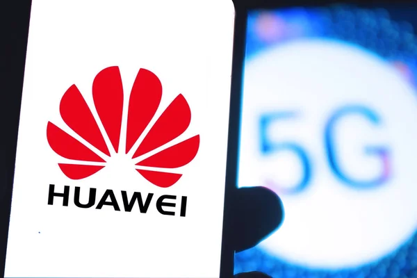 Smartfon Logo Huawei Nowe Technologie Komunikacyjne Które Wykorzystuje Huawei Stany — Zdjęcie stockowe