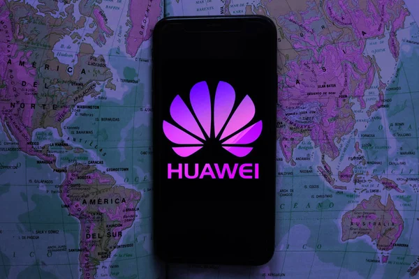 Telefone Inteligente Com Logotipo Huawei São Novas Tecnologias Comunicação Que — Fotografia de Stock
