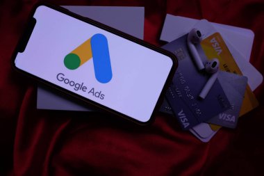 Google Ads logosu olan akıllı telefon Google 'ın bir hizmeti ve programıdır. Birleşik Devletler, Kaliforniya. 19 Aralık 2019
