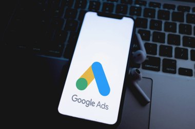 Google Ads logosu olan akıllı telefon Google 'ın bir hizmeti ve programıdır. Birleşik Devletler, Kaliforniya. 19 Aralık 2019