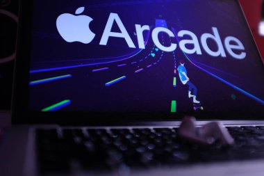 Hava podları, Macbook pro ve iphone 11, Apple Arcade logosuna sahip. Apple Arcade bir video oyunu abonelik servisidir. ABD, New York, Perşembe, 3 Ekim 2020