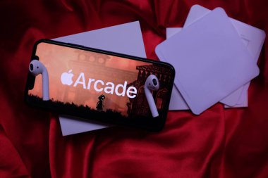 Hava podları, Macbook pro ve iphone 11, Apple Arcade logosuna sahip. Apple Arcade bir video oyunu abonelik servisidir. ABD, New York, Perşembe, 3 Ekim 2020