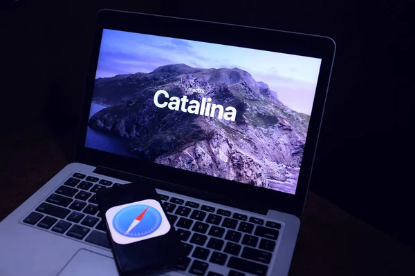 Macbook Mit Dem Mac Catalina Logo Apples Desktop Betriebssystem Für — Stockfoto