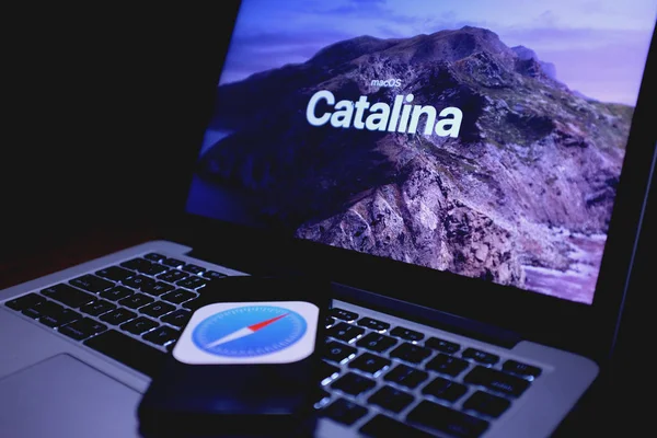 Macbook Mit Dem Mac Catalina Logo Apples Desktop Betriebssystem Für — Stockfoto