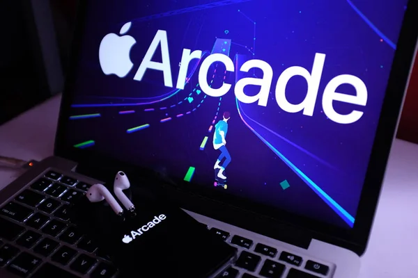 Airpods Macbook Pro Iphone Pro Con Logo Apple Arcade Apple — Foto Stock