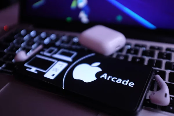 Airpods Macbook Pro Iphone Pro Apple Arcadeロゴ付き Apple Arcadeは ビデオゲームサブスクリプションサービスです — ストック写真