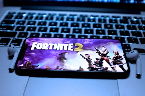 Iphone Pro Macbook Логотипом Fortnite Fortnite Відеогра Розроблена Компанією Epic — стокове фото