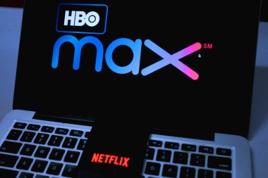 Hbo Max ve Netflix logosu olan akıllı telefon talep üzerine bir video kliptir. Pazar, 17 Kasım 2019, New York, ABD.