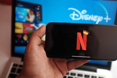 Disney Plus ve Netflix logosuna sahip akıllı telefon, çevrimiçi video servisleri ile rekabet halinde.ABD, Kaliforniya, 10 Aralık 2020