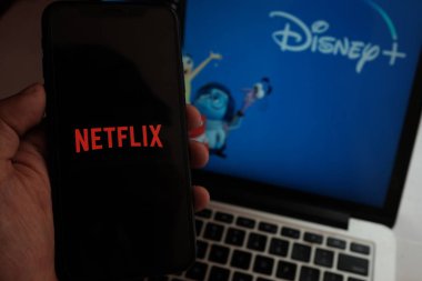 Disney Plus ve Netflix logosuna sahip akıllı telefon, çevrimiçi video servisleri ile rekabet halinde.ABD, Kaliforniya, 10 Aralık 2020