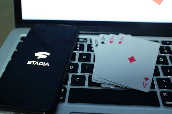 带有Stadia标志的扑克牌和电脑屏幕是谷歌运营的云端视频游戏的订阅服务 加利福尼亚 2019年10月30日 星期三 — 图库照片