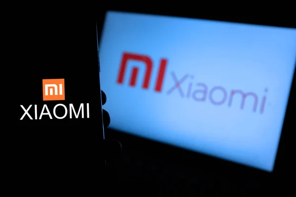Смартфон Логотипом Xiaomi Inc Компания Занимающаяся Дизайном Продажей Смартфонов Приложений — стоковое фото