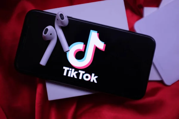 Teléfono Inteligente Con Logotipo Tik Tok Que Una Red Social — Foto de Stock