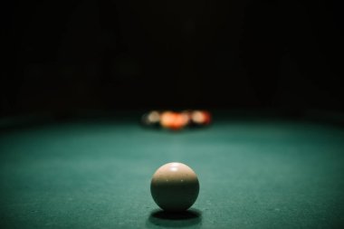 Bilardo masası, top ve bilardo topu kırılma için hazır.